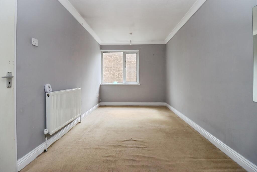 House in Northampton, North Northamptonshire - More