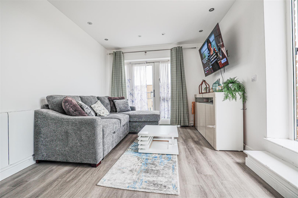 Apartment in Dacorum, Hertfordshire - View 3