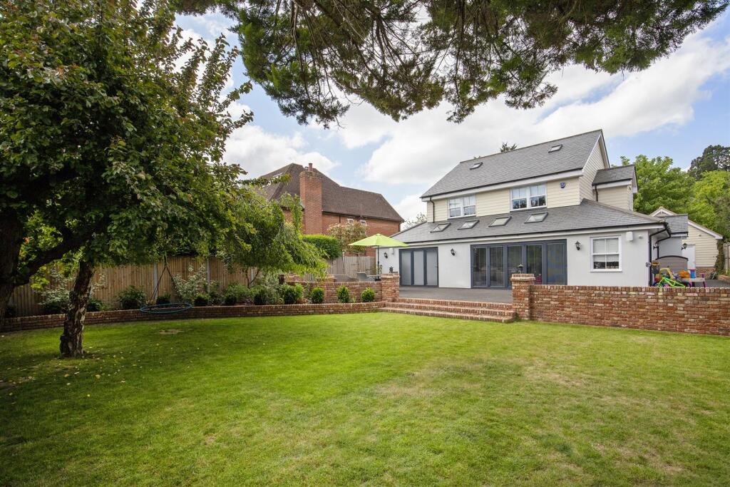 Ware Road, Hailey - Impressive Family Home photo 4
