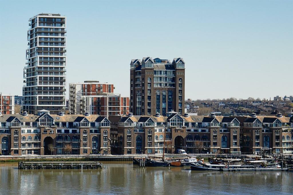 1-bed flat on Plantation Wharf, Battersea, SW11, £420,000