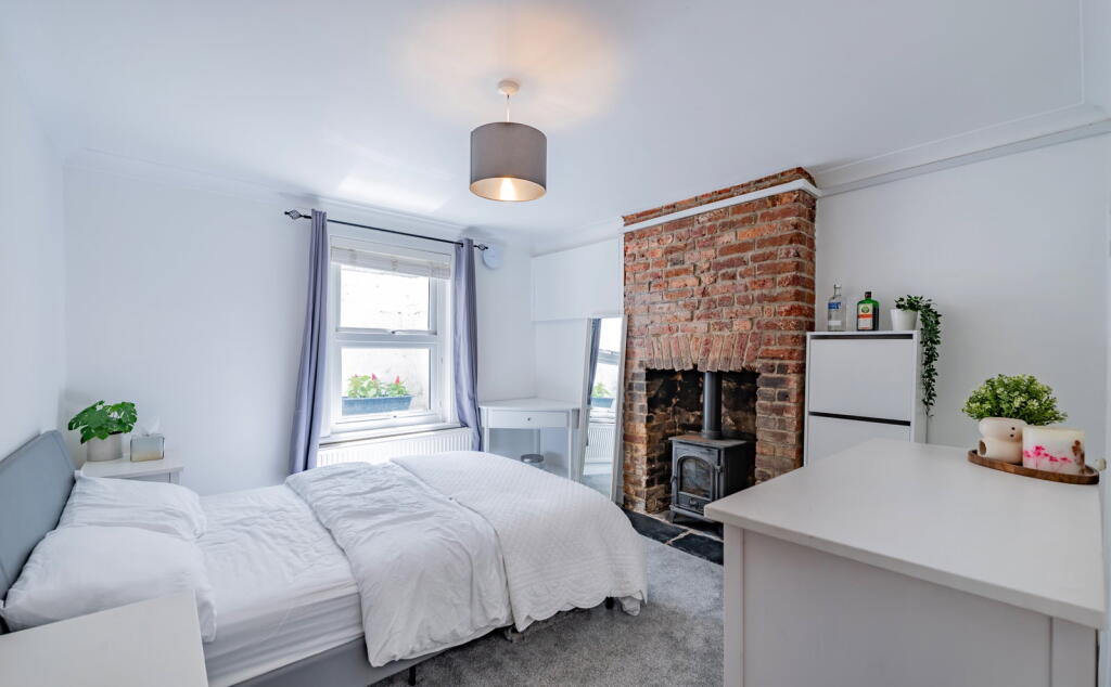 House in Tunbridge Wells, Southborough - More
