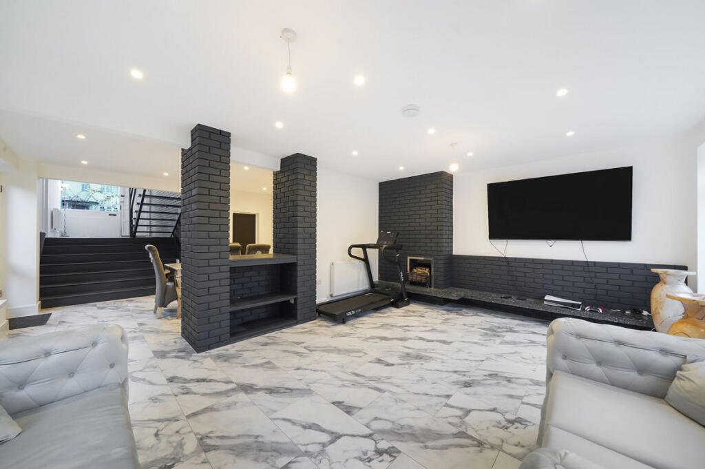 Main image of property: The Avenue, Loughton, IG10