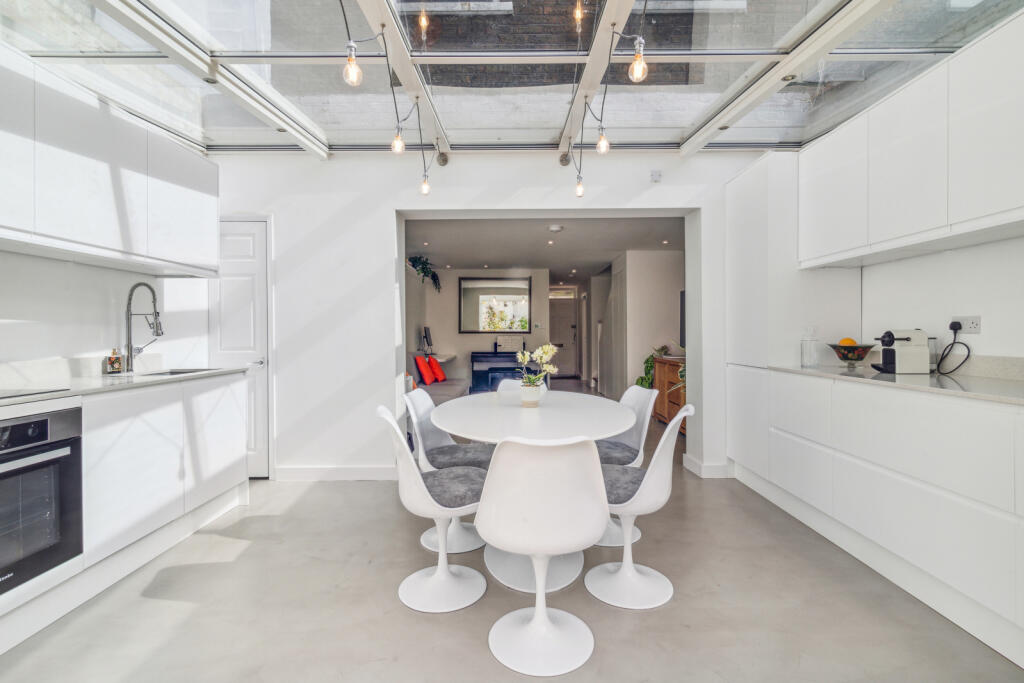 3 bedroom end of terrace house for rent