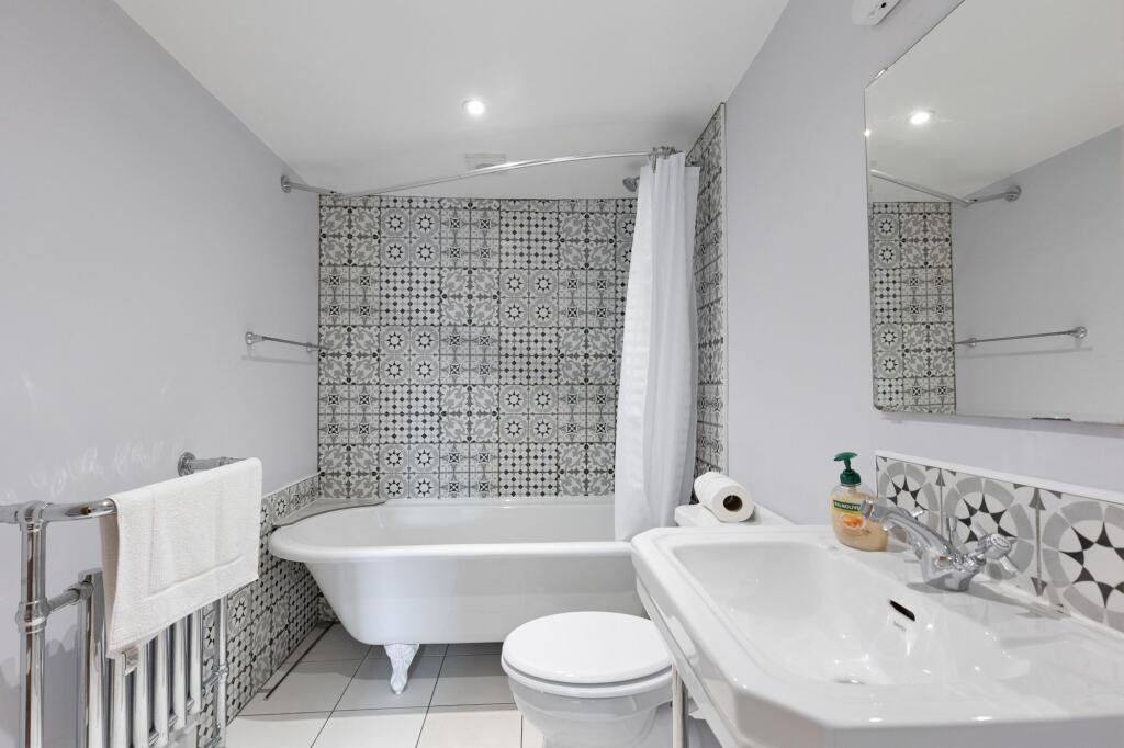 Chain Free - Sophisticated Simplicity in a Secret Corner of Holt photo 4