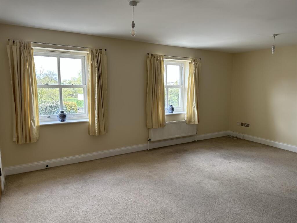 Apartment in Castle Point, Essex - View 4