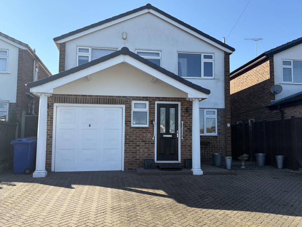3-bed detached on Pinfold Close, Tutbury, DE13, £450,000