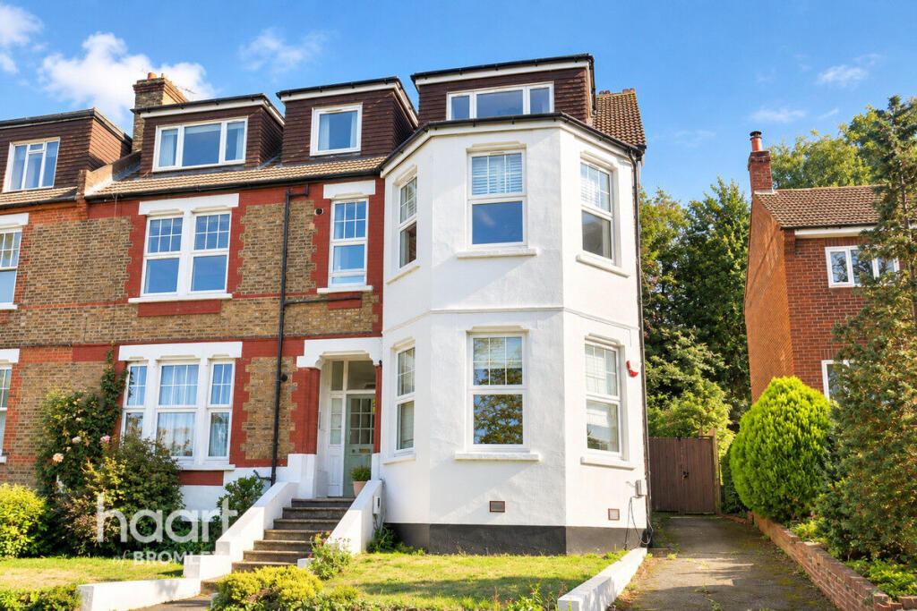 1-bed flat on Madeira Avenue, Bromley, £250,000