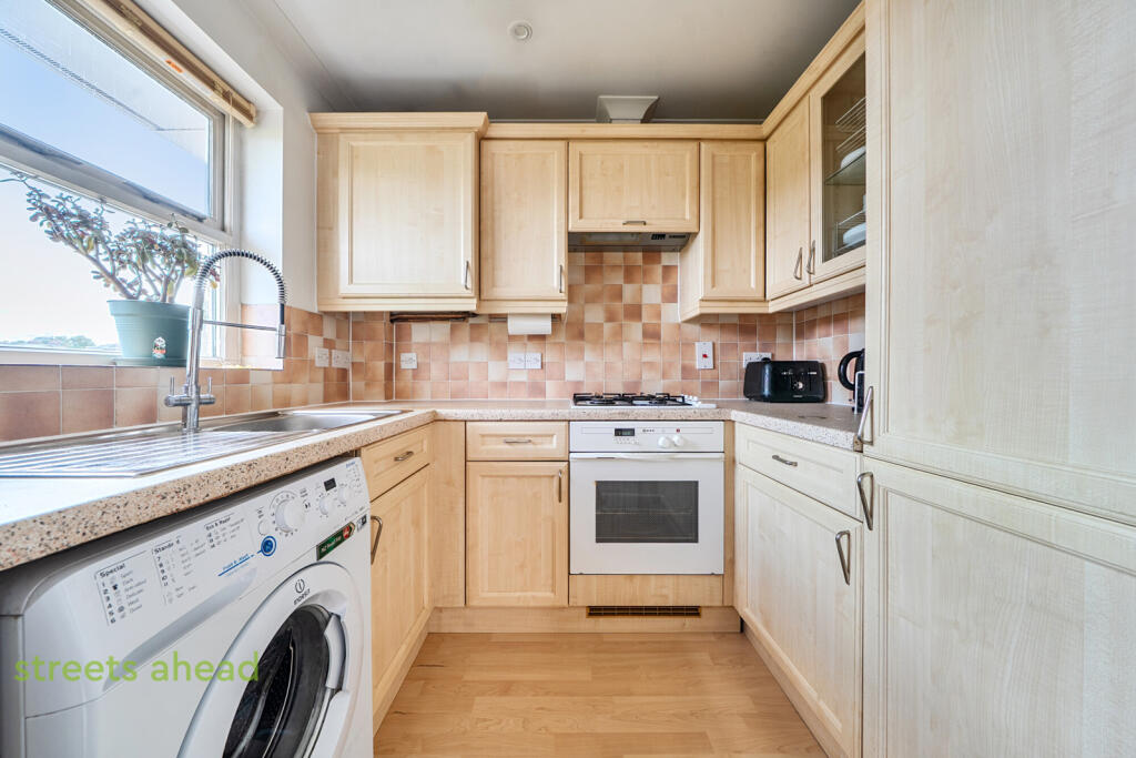 Apartment in Croydon - View 3