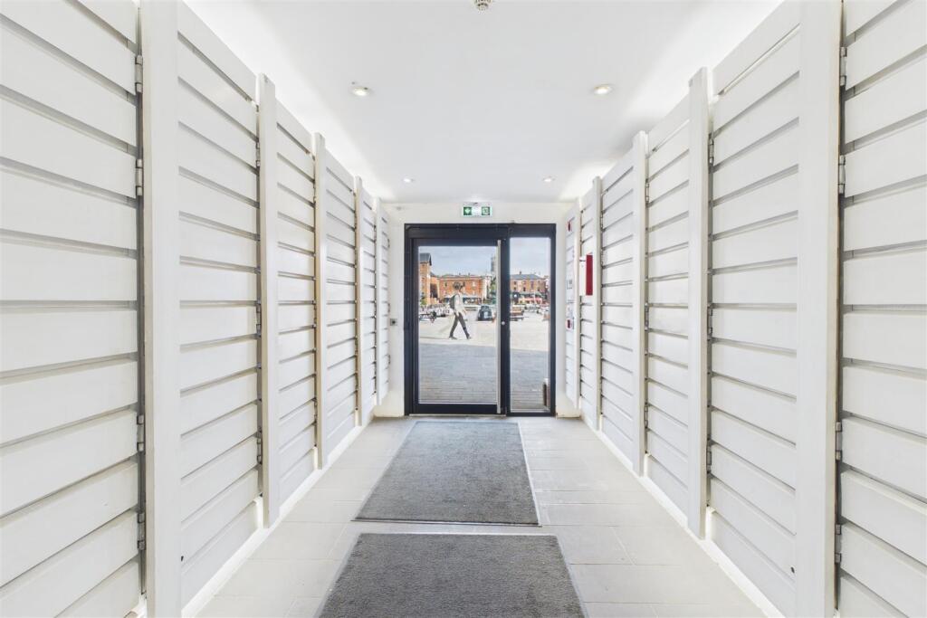 Apartment in Gloucester, Gloucestershire - View 5