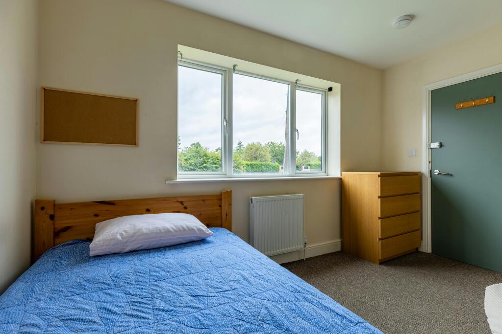 Bedroom 1 4.jpg