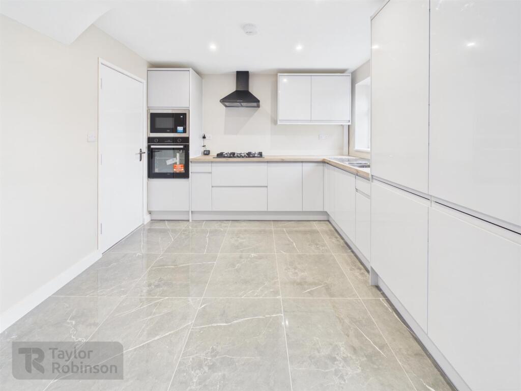 House in Crawley, Langley Green - View 3