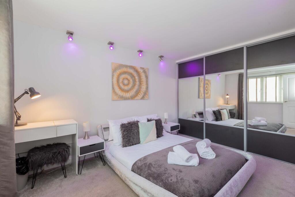 Apartment in Slough - View 4