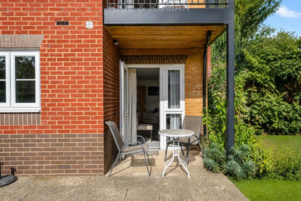 Apartment in Kingston upon Thames - View 3