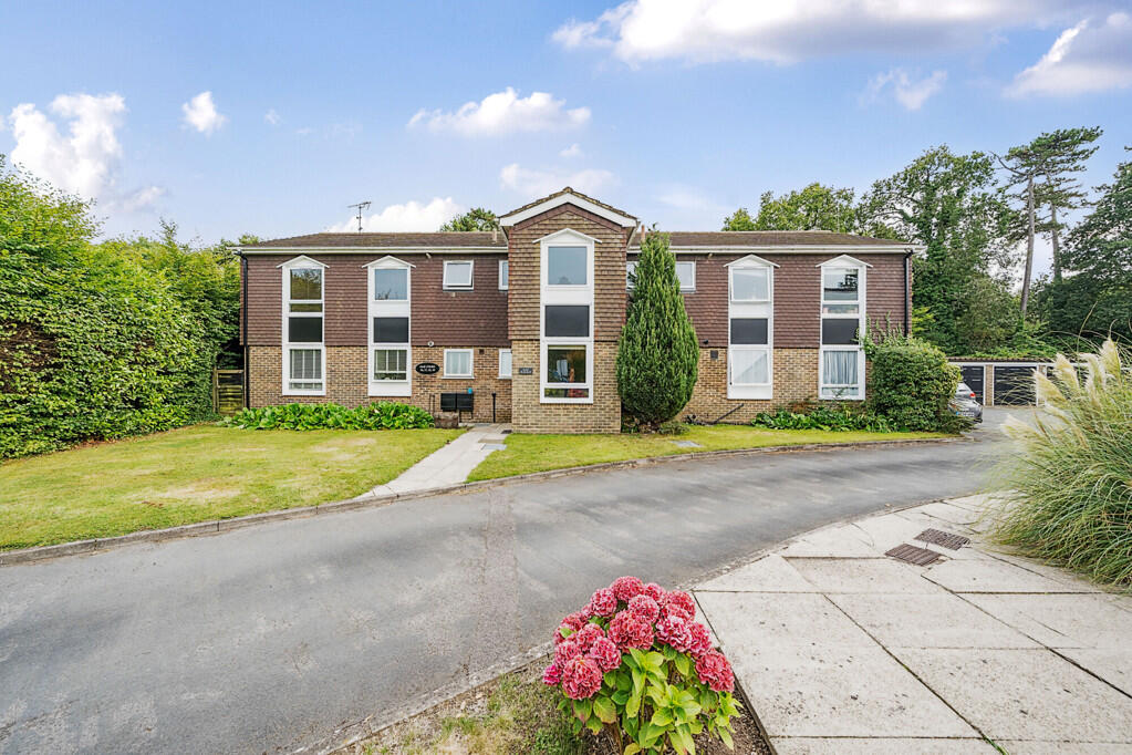 2-bed flat on Larchmoor Park, Gerrards Cross Road, Stoke Poges, £390,000