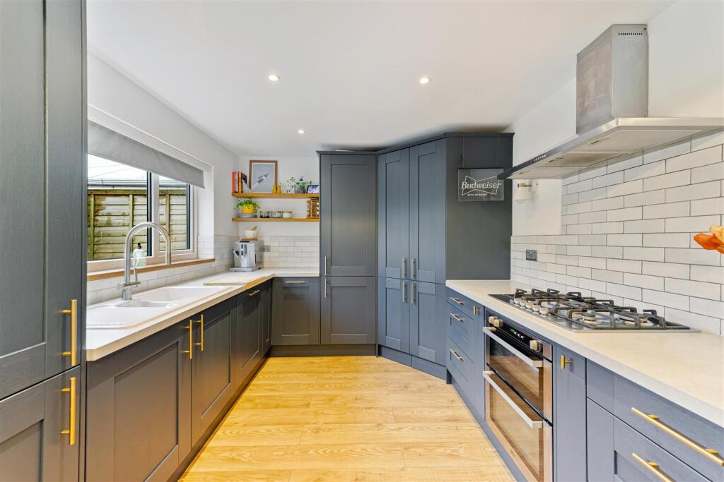 Tavistock Road, Worle - IMMACULATE photo 4