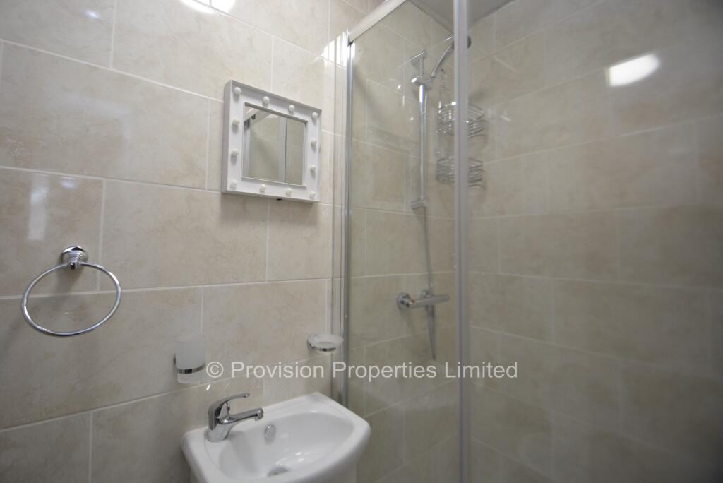 8 bedroom semi-detached house for rent