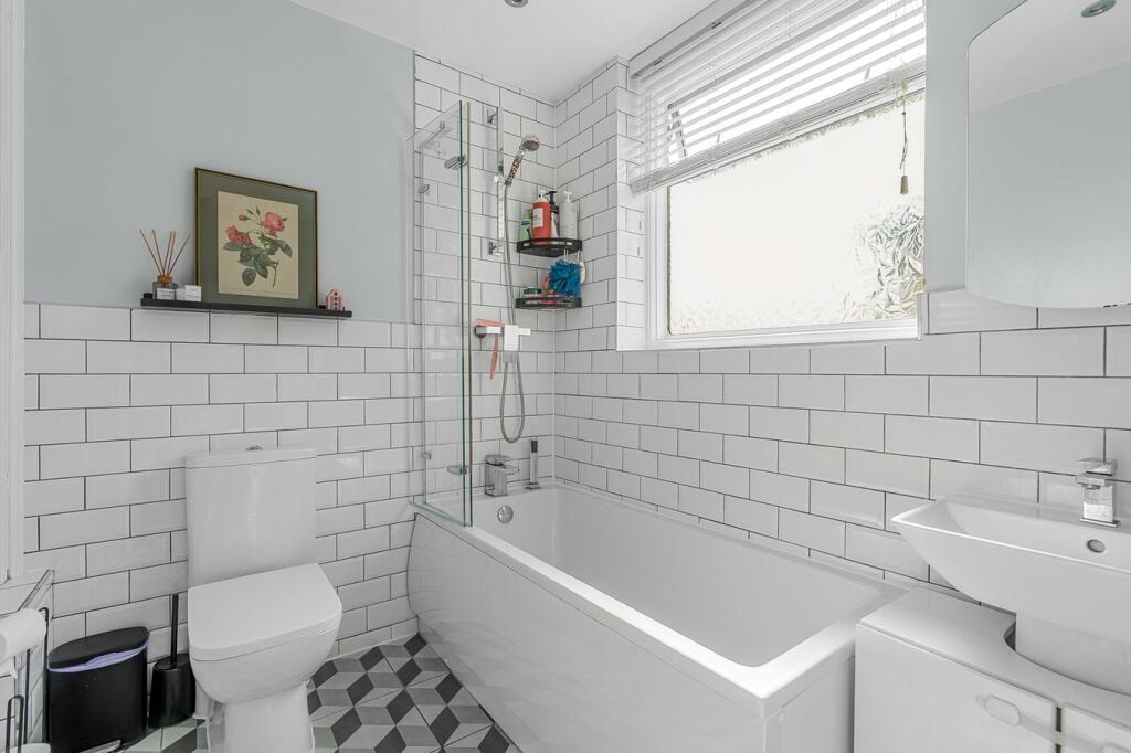 Apartment in Spelthorne, Surrey - More