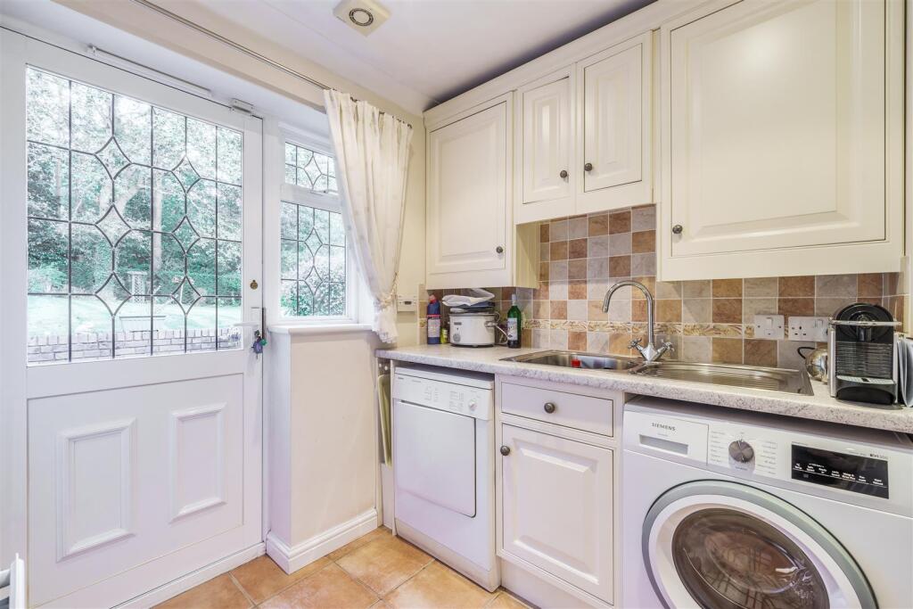 Dell Road, Finchampstead, Berkshire, RG40 3TD - More