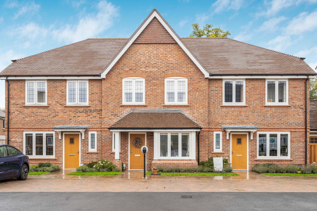 3-bed terraced on Lorimer Avenue, Cranleigh, GU6 8WQ, £579,950