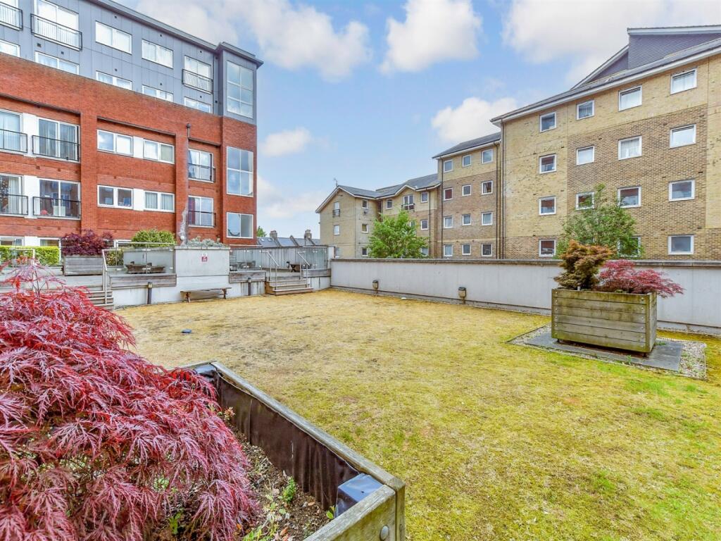 Apartment in Sutton - More
