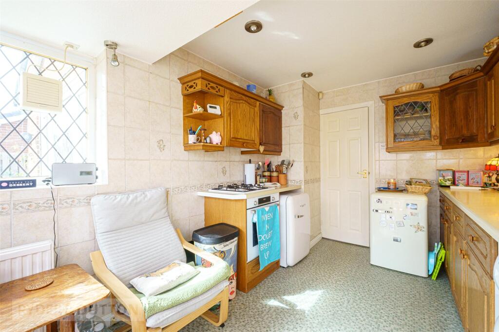House in Huddersfield, Dogley Lane, Kirkburton - View 4