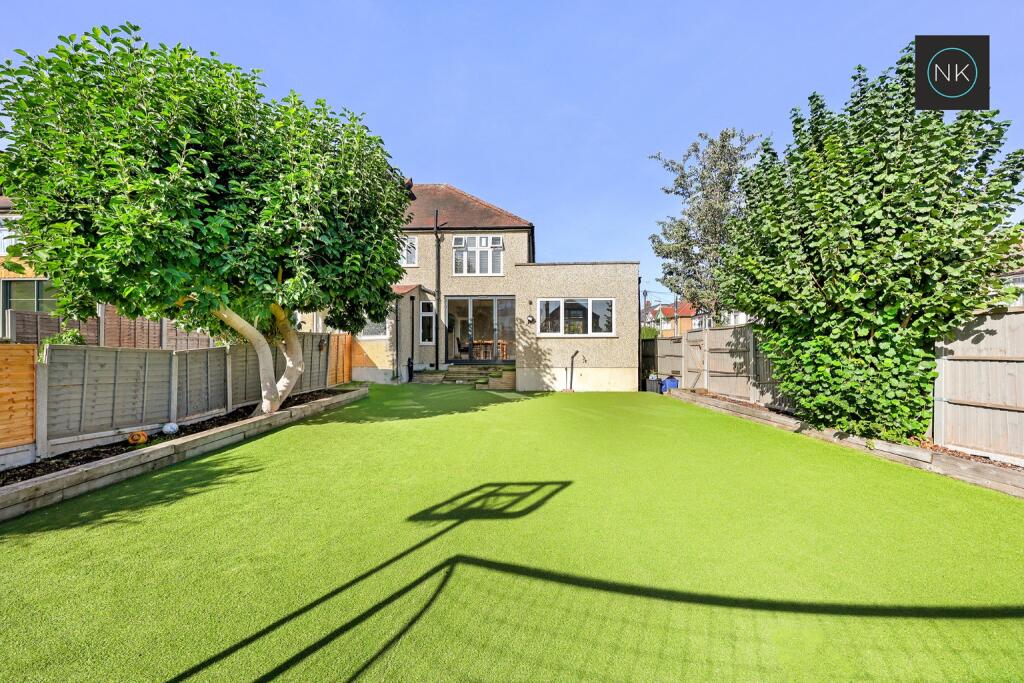 House in Woodford Green, Woodford - View 4