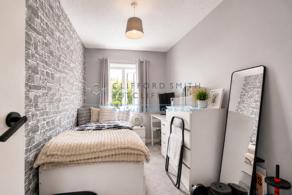 House in Burnley, Rose Grove - More