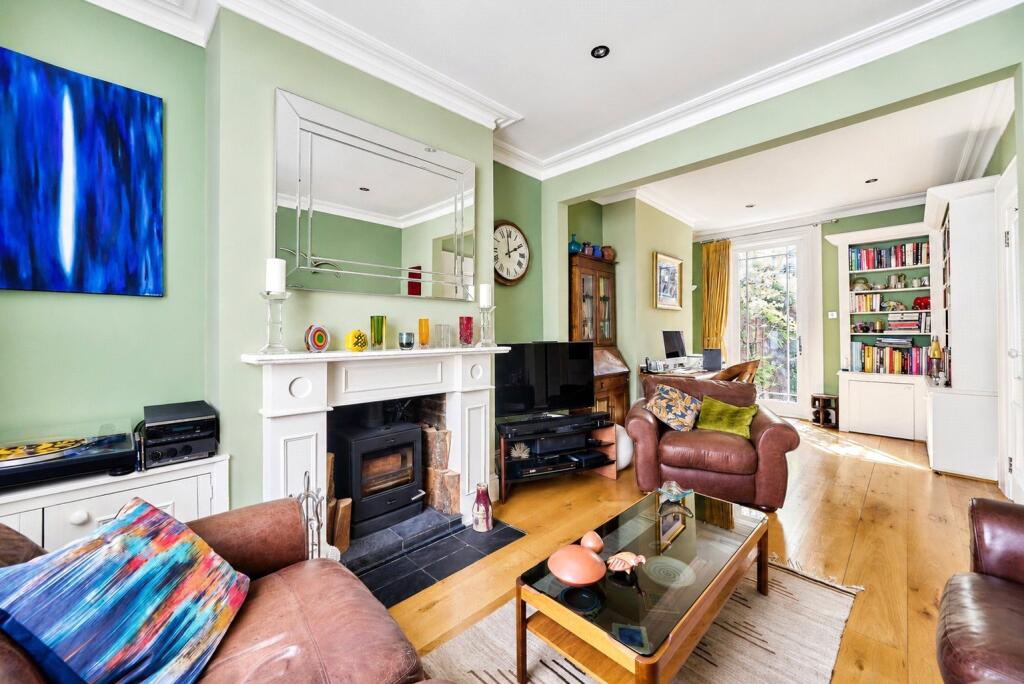 House in London, Globe Town, Stepney - More
