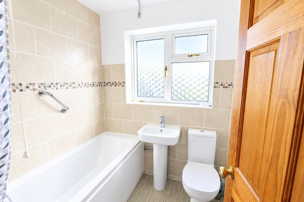 House in Shefford, Central Bedfordshire - More