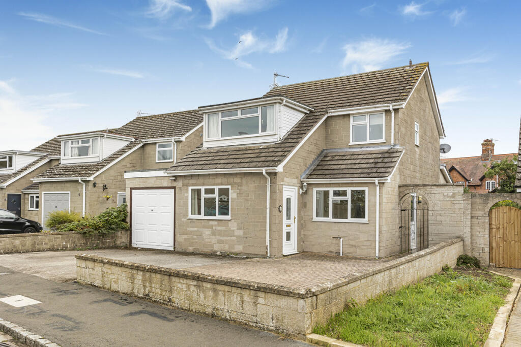3-bed detached on Chestnut Close, Chesterton, OX26, £450,000