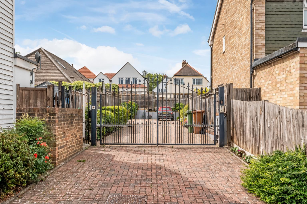 House in Sutton - View 5