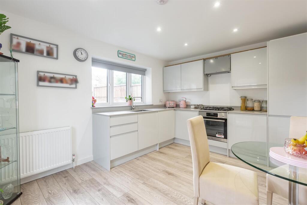 (Bamboo) Willow Close, Doddinghurst, Brentwood photo 2