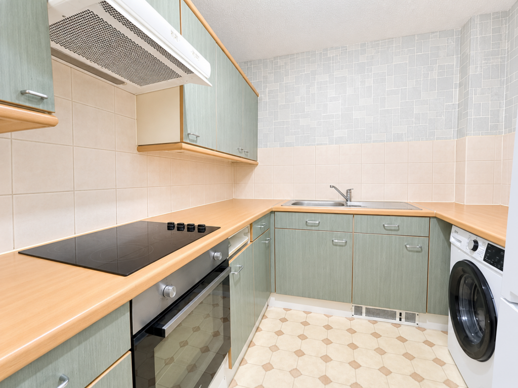 Apartment in Thurrock, Essex - View 5