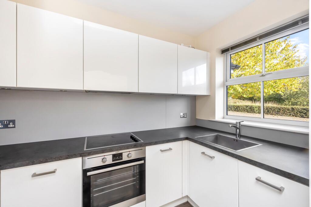 House in Horsham, Highwood - More
