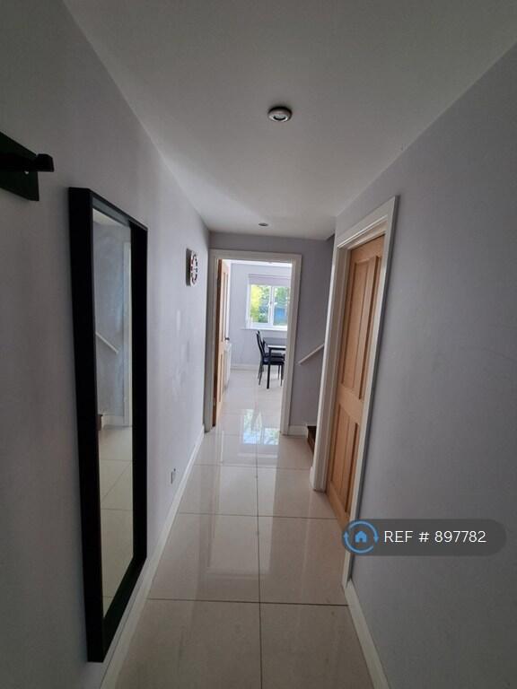 House in London - View 3