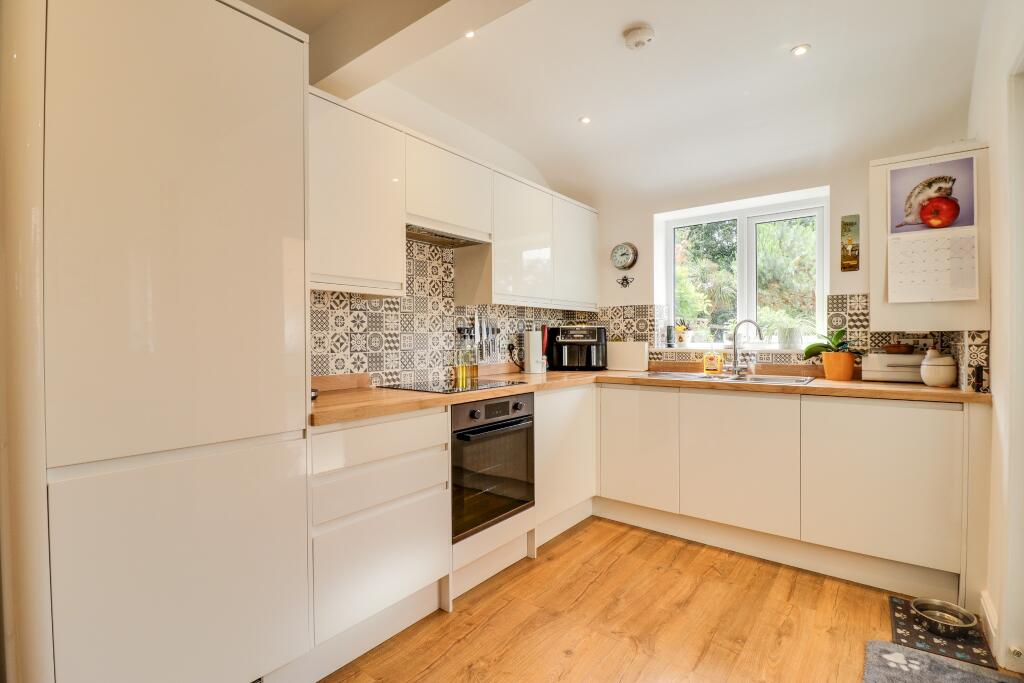 Waverley Avenue, Netley Abbey photo 3