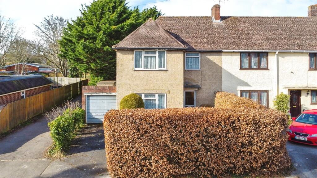 3-bed terraced on Knights Way, Emmer Green, Reading, Berkshire, RG4, £450,000