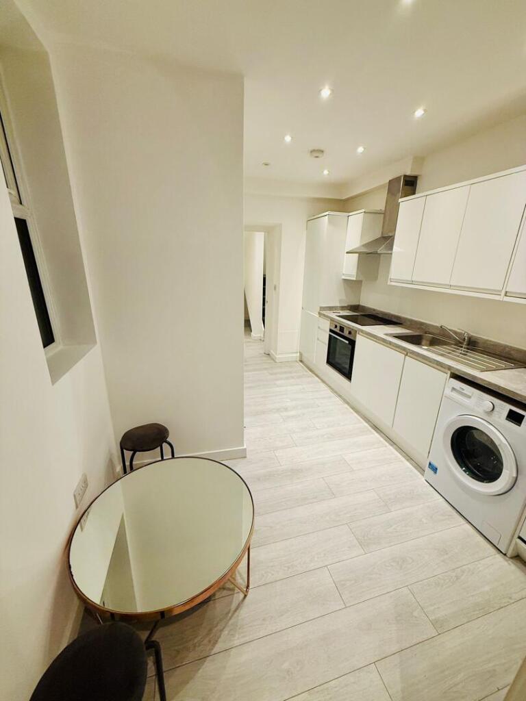 House in London, Church End - View 5