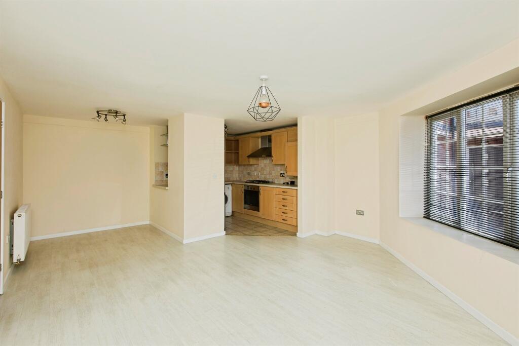 Apartment in East Staffordshire, Burton - View 3