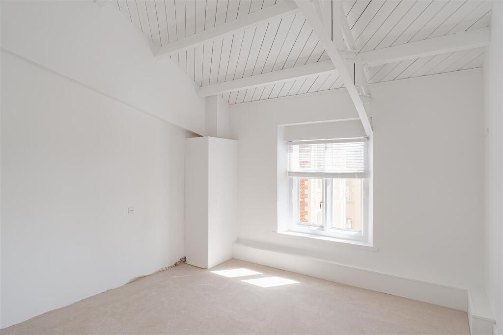 Apartment in Reigate and Banstead, Whitebushes - More