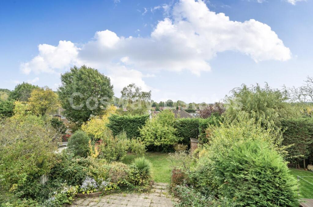 4-bed detached on Parkside, Mill Hill, NW7, £1,350,000