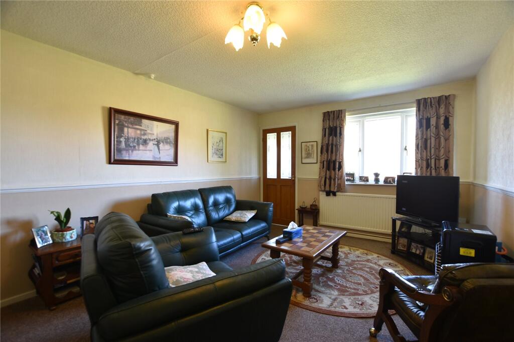 Cumberland Drive, Royton, Oldham, Greater Manchester, OL2 photo 3
