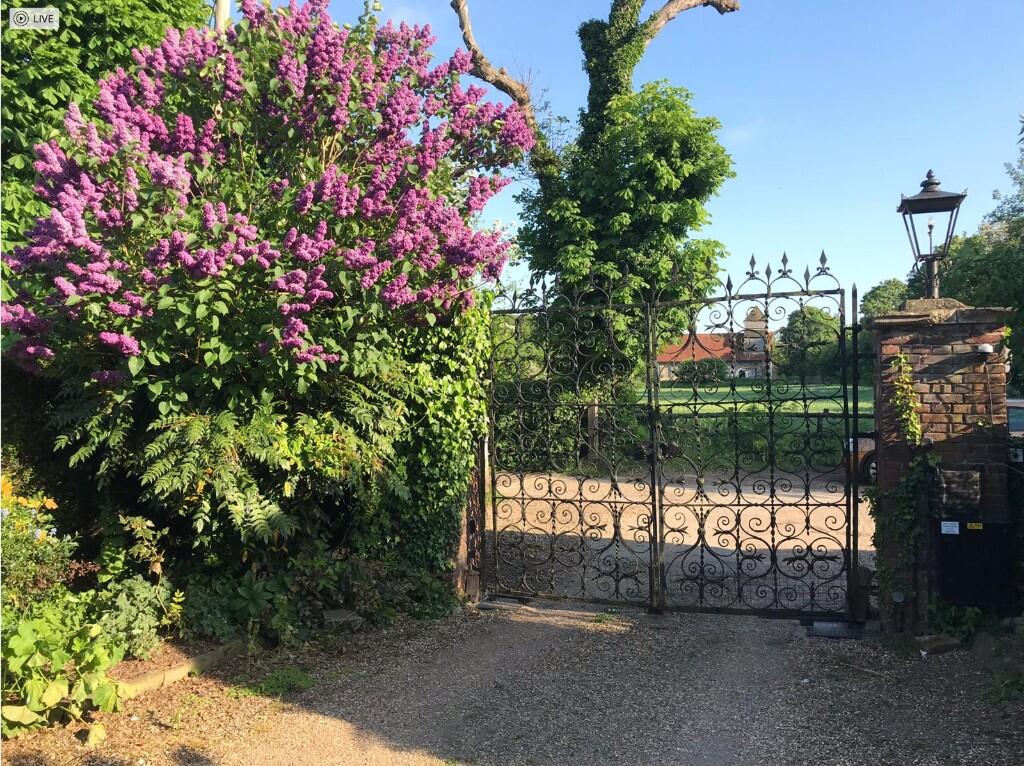 6 bedroom grade II listed home at Lock Path, SL4 photo 3