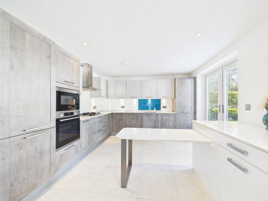 Oak Avenue, Christchurch, Dorset, BH23 photo 4