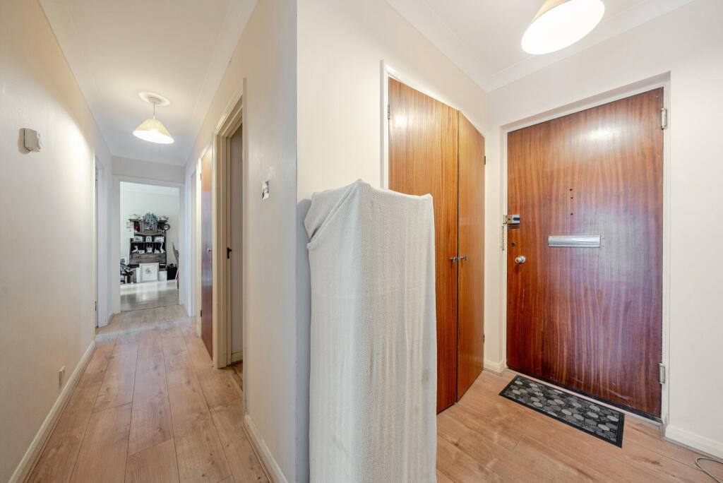 Apartment in Elmbridge, Weybridge - View 4