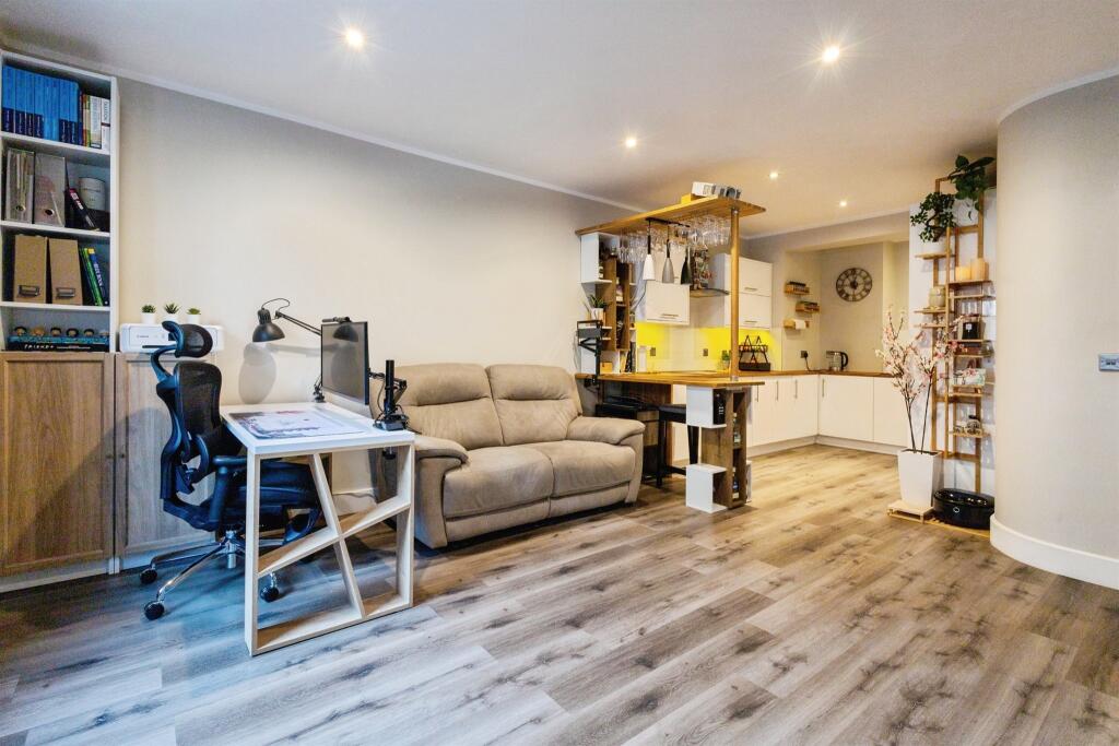 Apartment in Northampton, West Northamptonshire - View 4