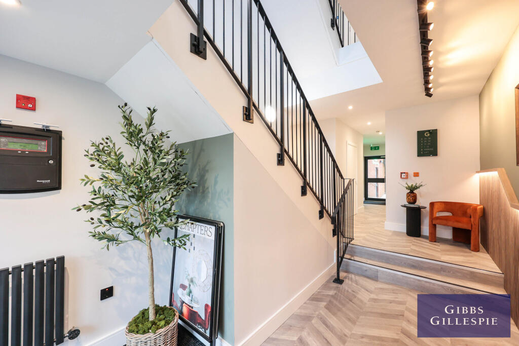 Apartment in Tatling End, Gerrards Cross - More