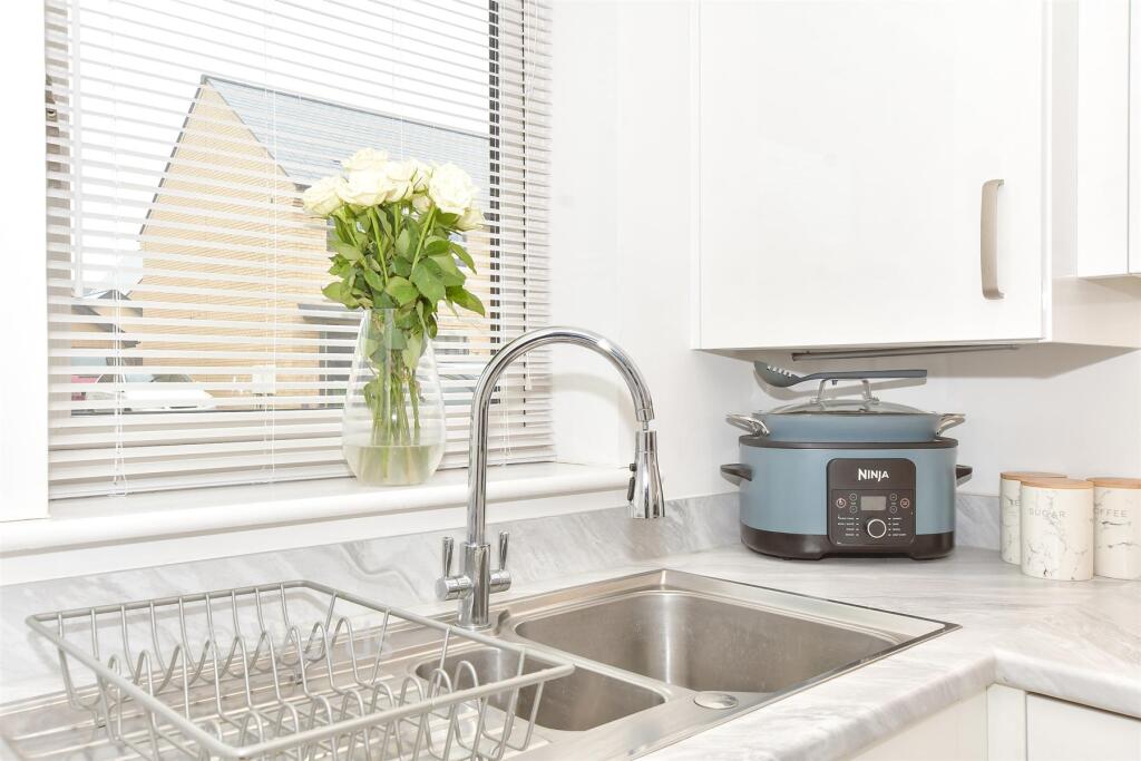 House in Folkestone, Golden Valley, Sandgate - More