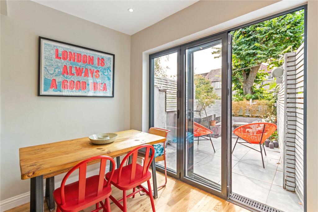Apartment in London - More