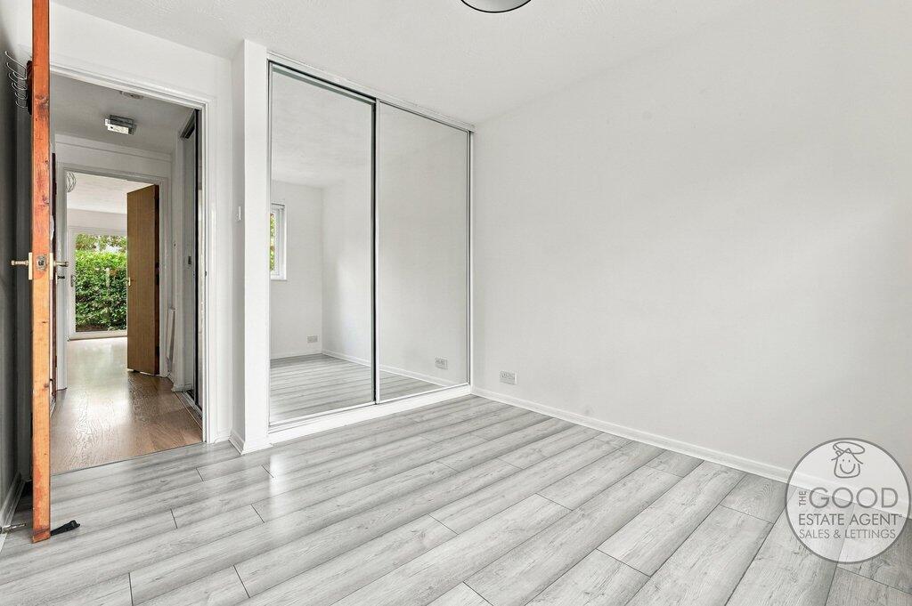 Apartment in Ilford - More